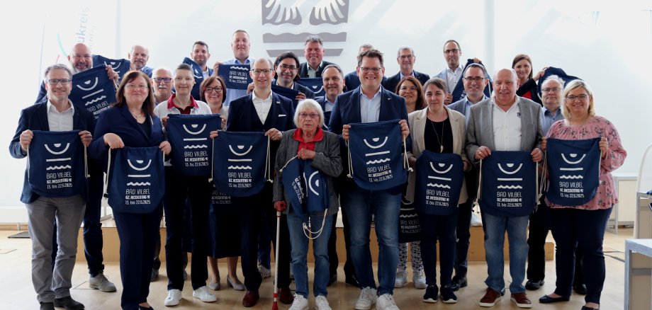Bürgermeister aus dem Wetteraukreis mit Hessentags-Stoffbeuteln